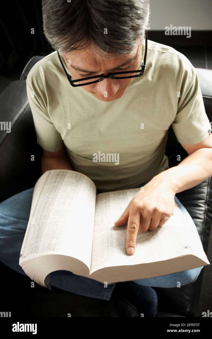 Blick auf einen reifen Mann, der ein Buch liest Stockfoto