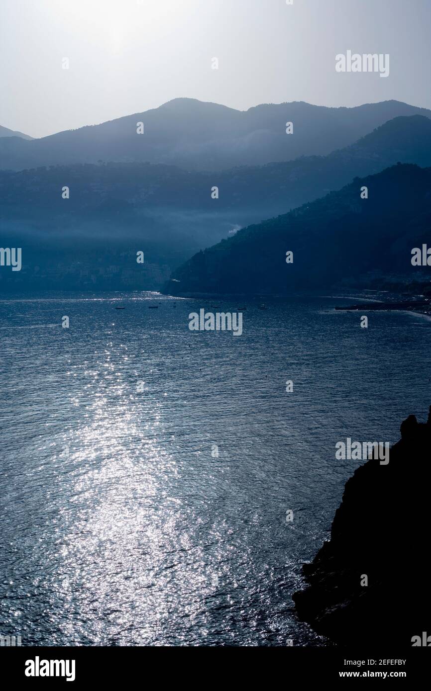 Hochwinkelansicht einer Küste, Amalfiküste, Maiori, Salerno, Kampanien, Italien Stockfoto