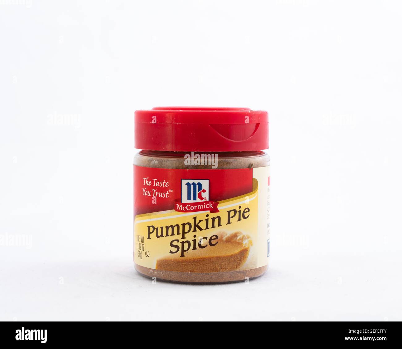 Eine Plastikflasche von McCormick Pumpkin Pie Spice, bestehend aus Zimt, Ingwer, Muskat und Piment Stockfoto