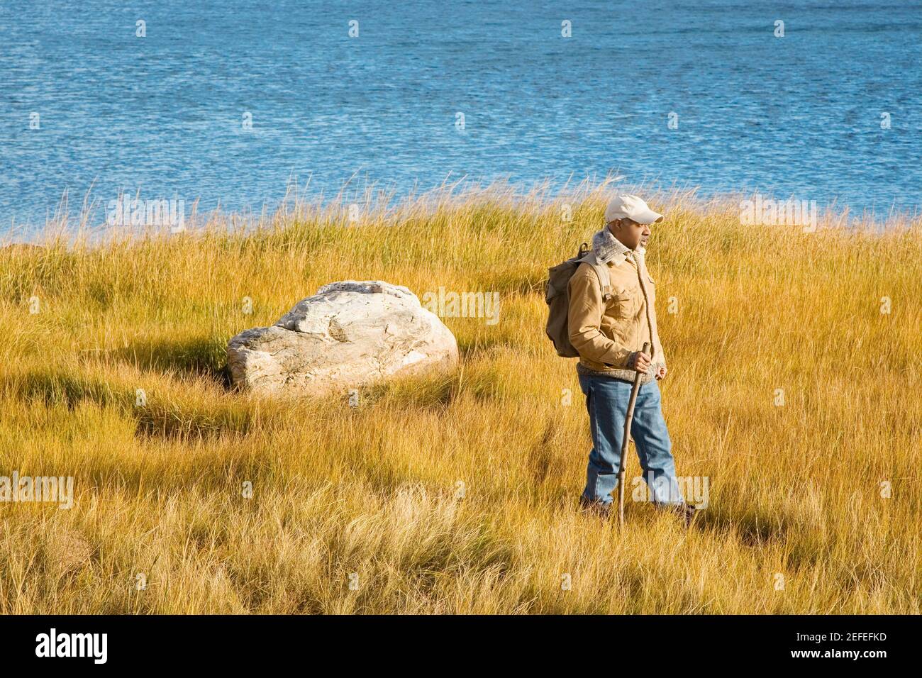 Reifer Mann beim Wandern Stockfoto