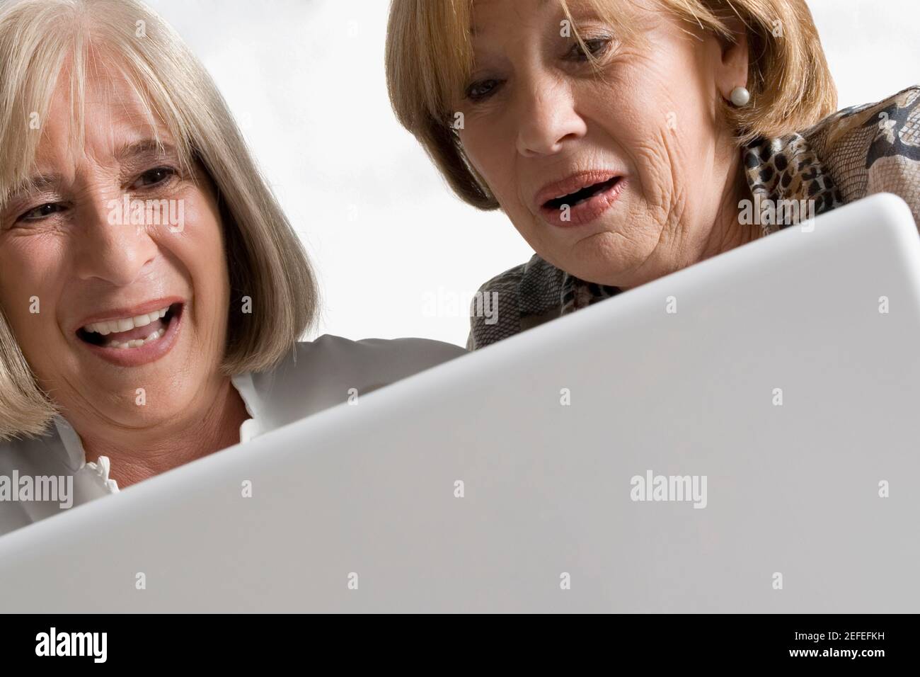 Nahaufnahme einer reifen Frau und einer älteren Frau mit Ein Laptop und lächelnd Stockfoto