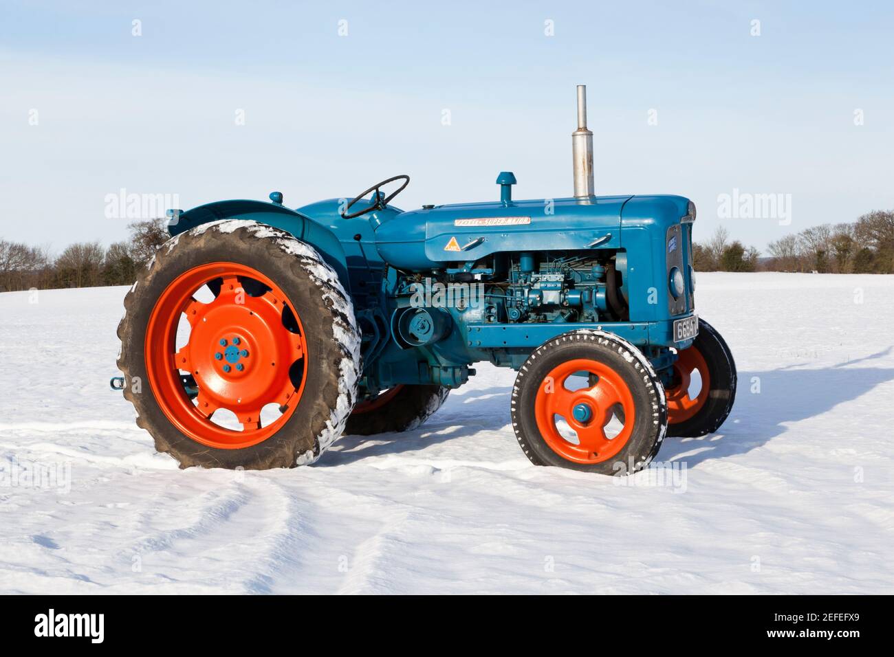 Fordson Super Major Vintage Traktor im Winterschnee Stockfoto