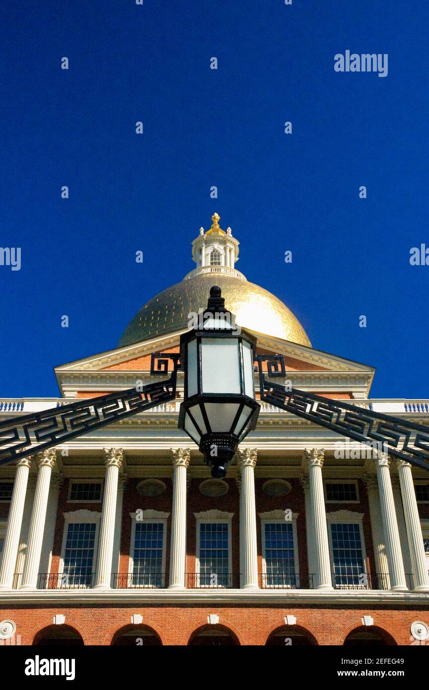 Low-Angle-Ansicht eines Gebäudes, Massachusetts State Capitol, Boston, Massachusetts, USA Stockfoto