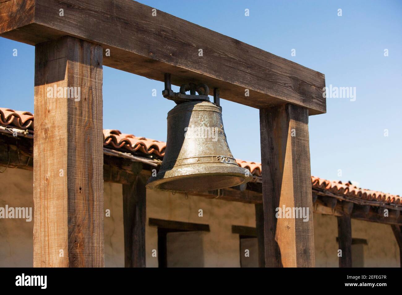 Nahaufnahme einer Glocke, die vor einem Haus hängt Stockfoto