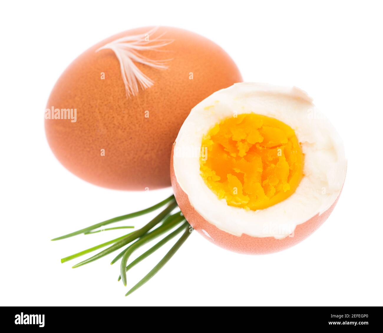 Gekochtes Ei mit Schnittlauch auf weißem Hintergrund Stockfoto