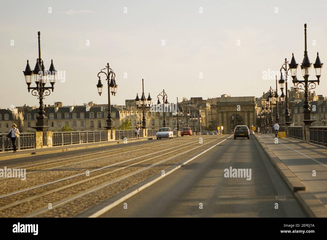 Autos auf der Straße, Porte De Bourgogne, Pont De Pierre, Fluss Garonne, Bordeaux, Aquitaine, Frankreich Stockfoto