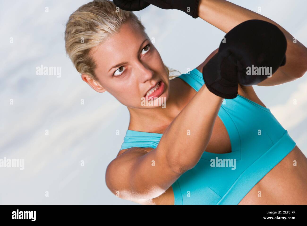 Nahaufnahme einer jungen Frau beim Boxen Stockfoto