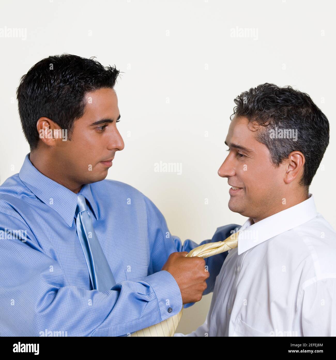 Geschäftsmann zieht seine ColleagueÅ½s Krawatte Stockfoto