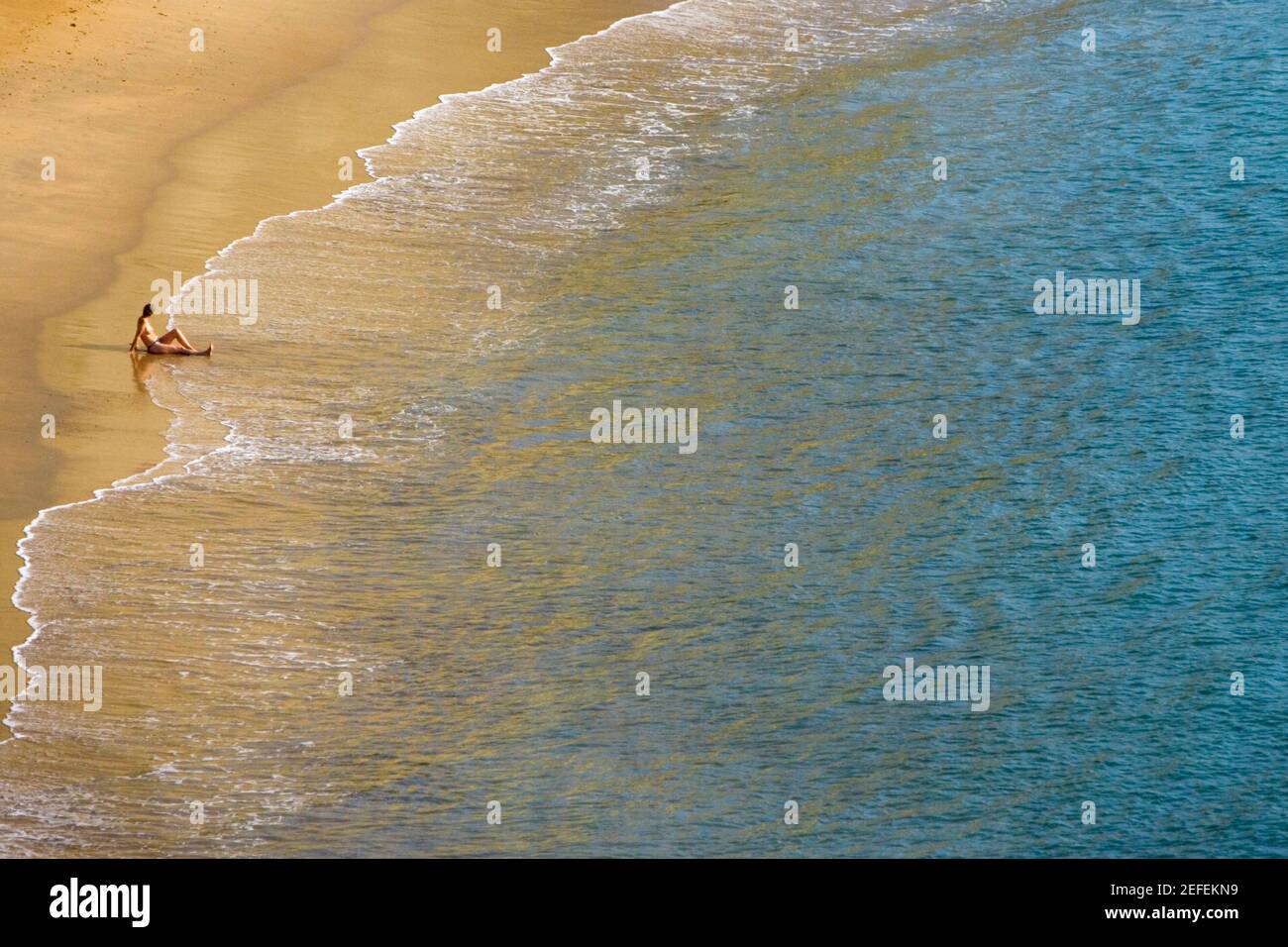Hochwinkelansicht einer Person, die am Strand sitzt, Plage du Miramar, Biarritz, Frankreich Stockfoto