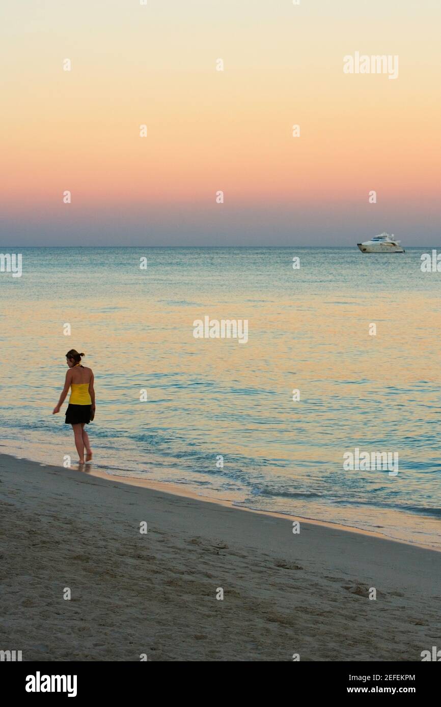 Rückansicht einer Frau am Strand Stockfoto