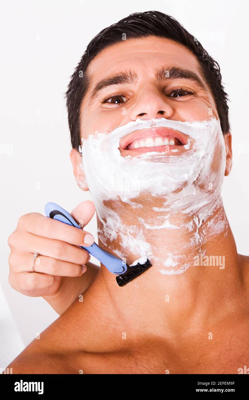 Nahaufnahme einer womanÅ½s Hand Rasur eines Mannes mittleren Erwachsenen Stockfoto