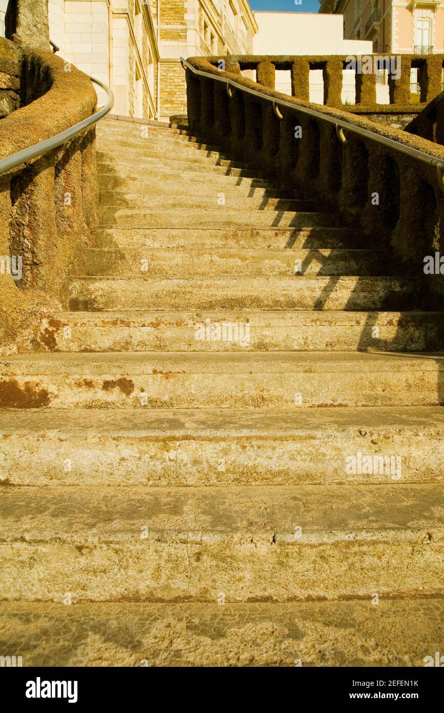 Niedrige Ansicht einer Treppe, Biarritz, Baskenland, Pyrenees_Atlantiques, Aquitaine, Frankreich Stockfoto