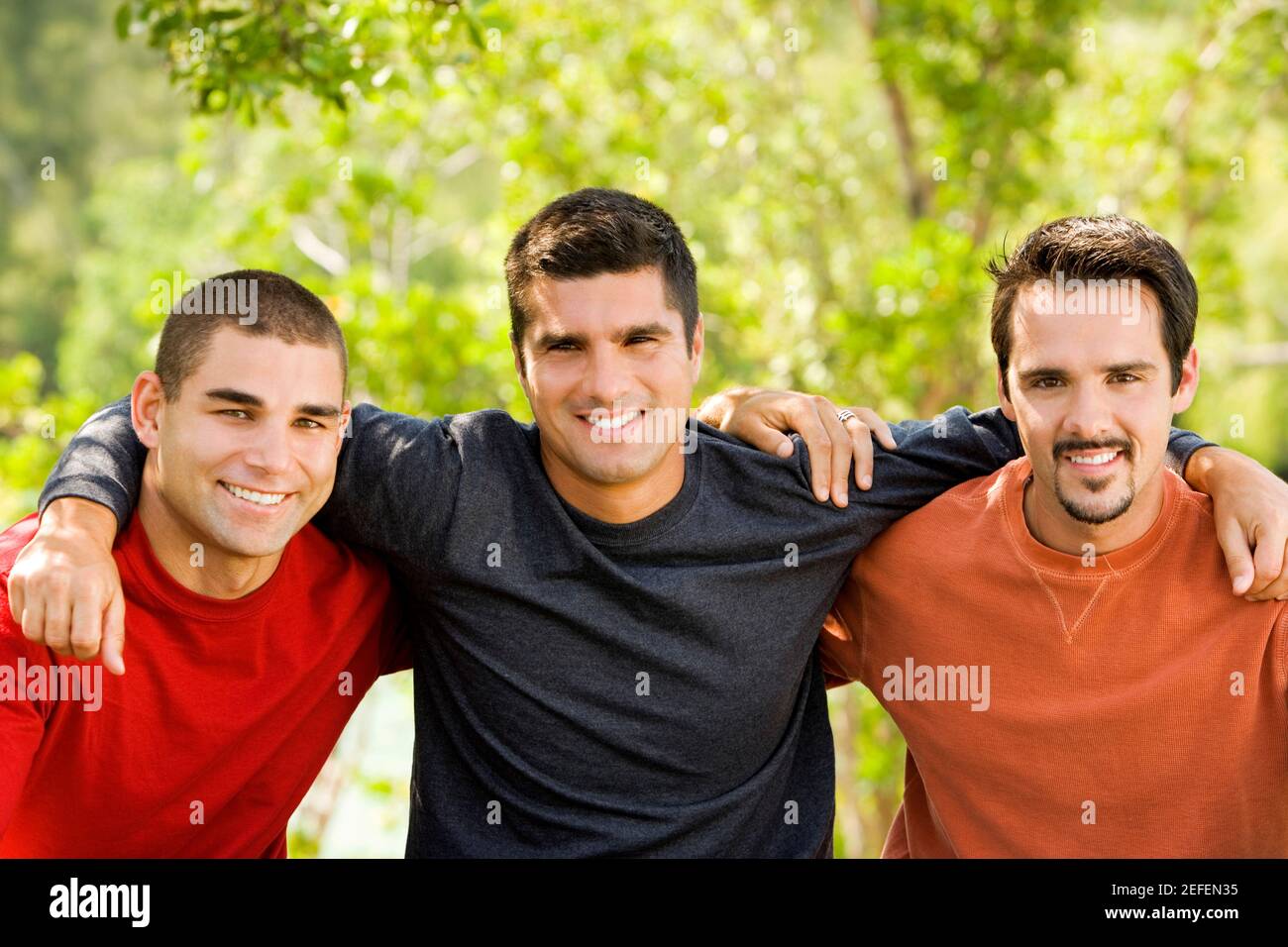Porträt von drei jungen Männern lächelnd Stockfoto