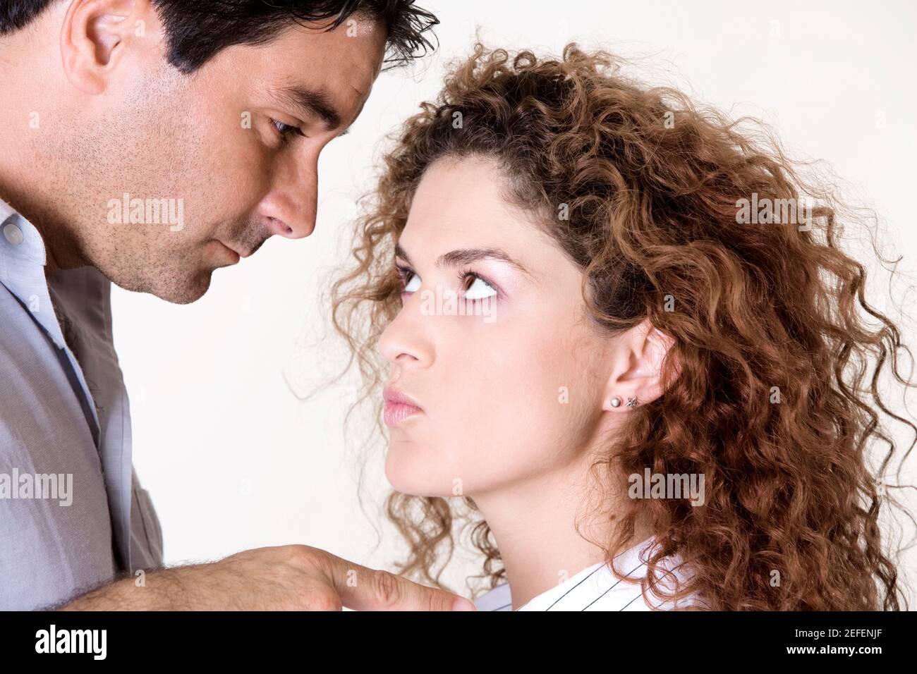 Seitenprofil eines mittleren Erwachsenen und eines Jungen Frau streitet Stockfoto