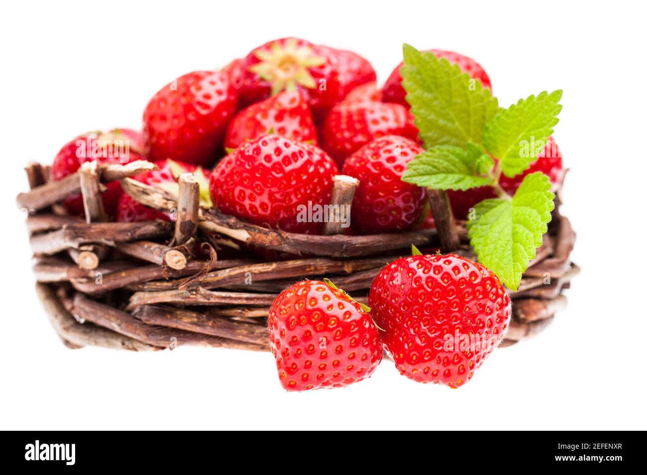 Erdbeeren im Korbkorb isoliert auf weißem Hintergrund Stockfoto