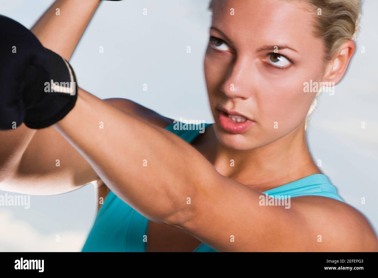 Nahaufnahme einer jungen Frau beim Boxen Stockfoto