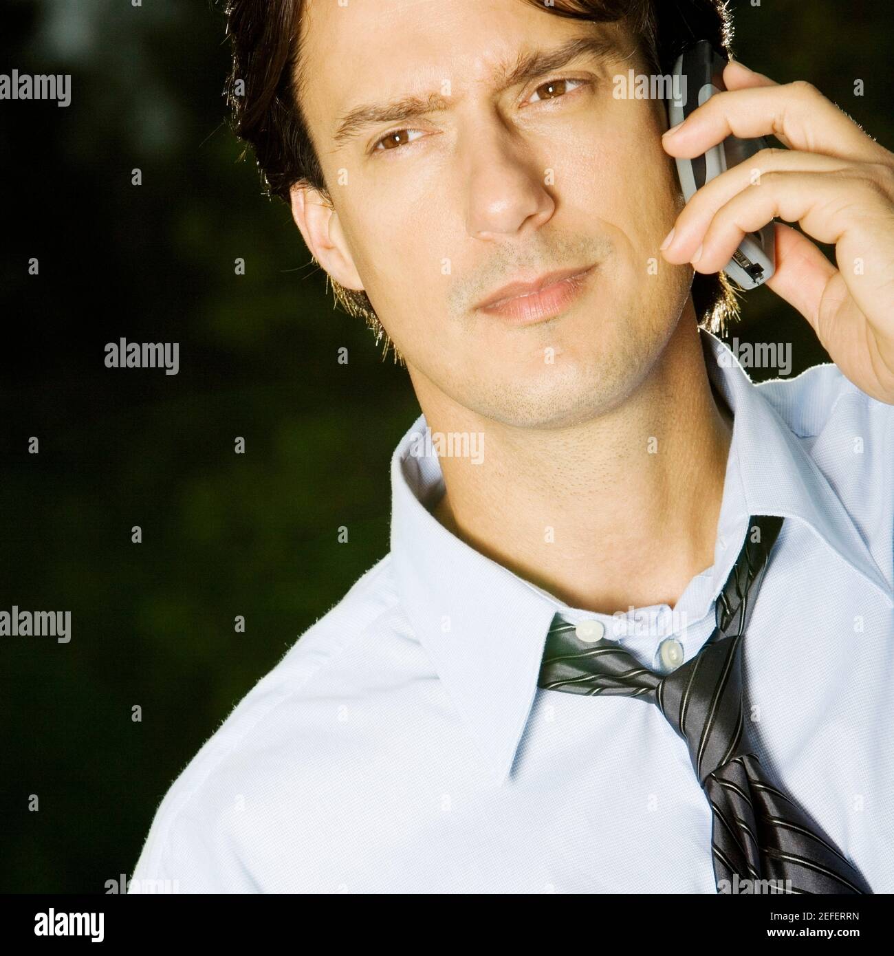 Nahaufnahme eines Geschäftsmannes telefonieren mit einem Handy Stockfoto