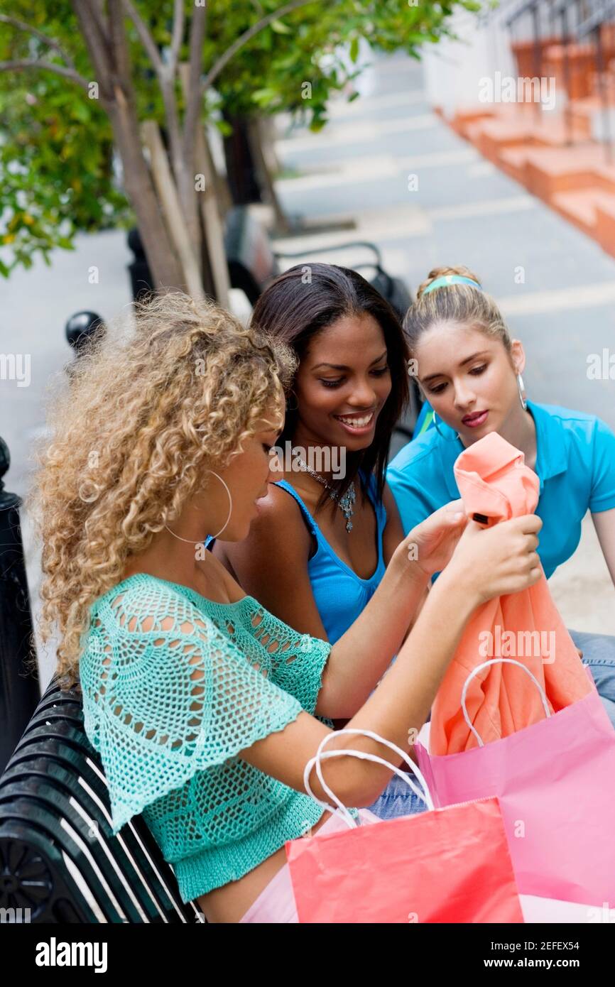 Teenager-Mädchen zeigt Kleidung zu ihren Freunden Stockfotografie ..., حجم الصورة 866x1390