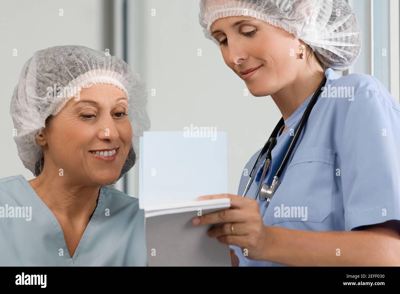 Zwei Chirurgen diskutieren einen medizinischen Bericht Stockfoto