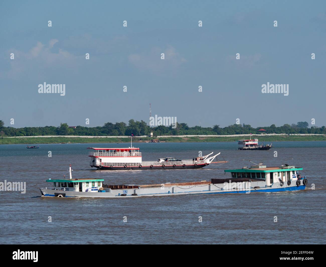 Frachtschiffe und Autofähren auf dem Chaktomuk-Fluss, wo sich die Flüsse Tonle SAP und Mekong in Phnom Penh, Kambodscha, treffen. Stockfoto