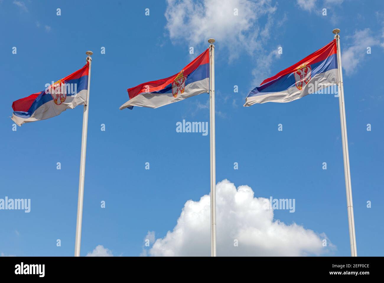 Drei Nationalflaggen Republik Serbien am Wind Stockfoto