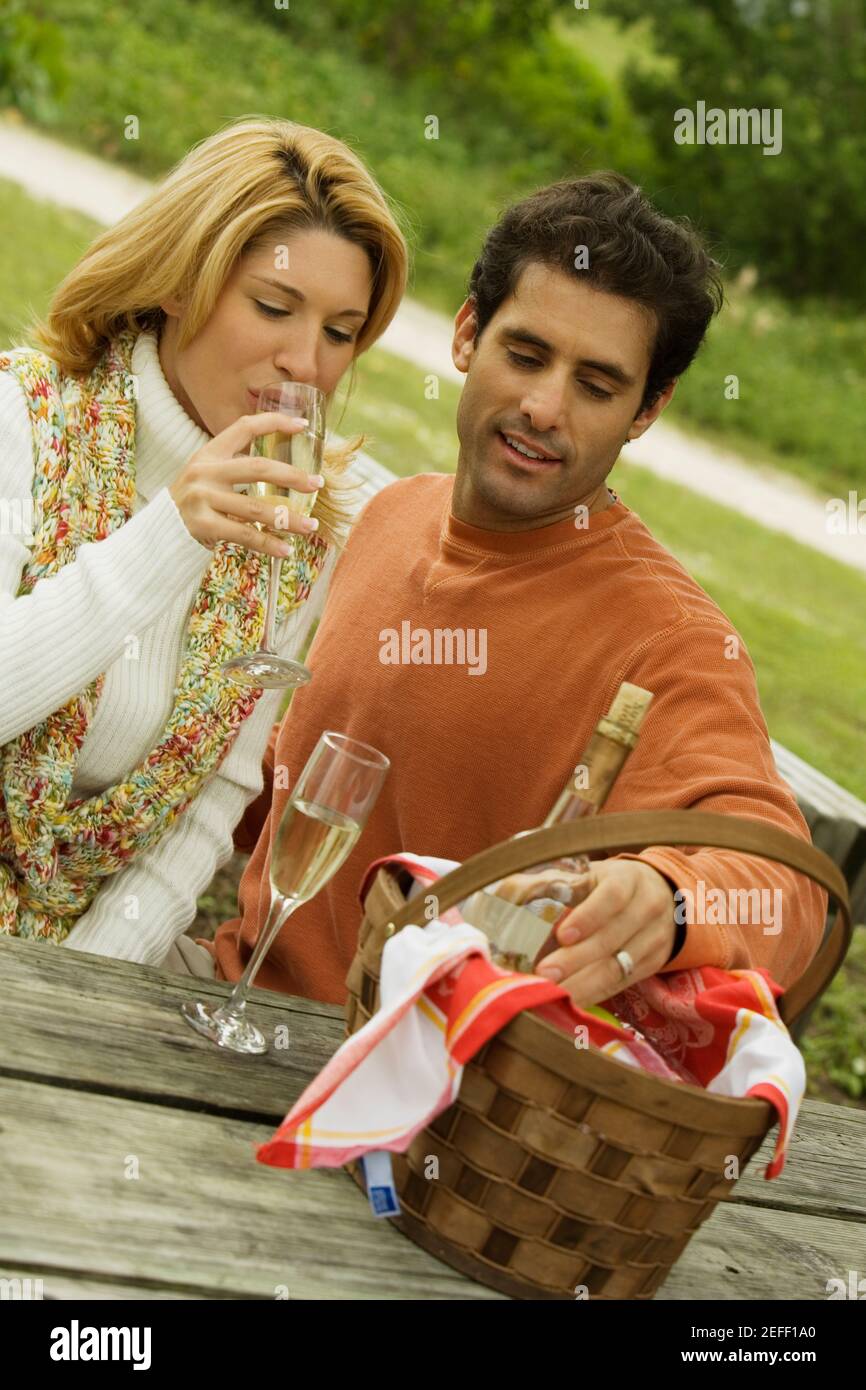 Junge Frau und ein Mann mittleren Erwachsenen trinken Champagner Stockfoto