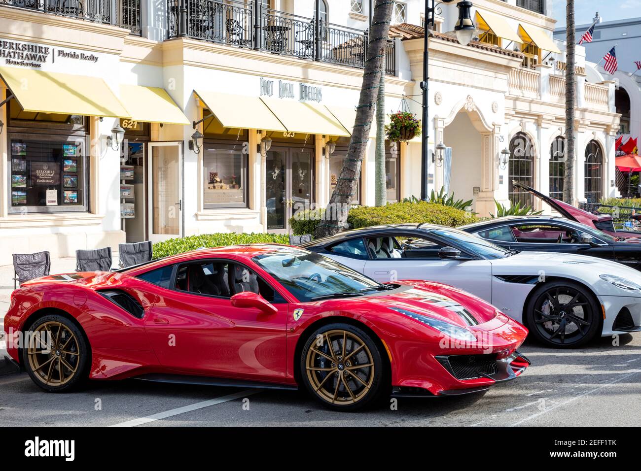 Linie von Ferraris auf dem Display bei 'Cars on Fifth' - Naples, Florida, USA Stockfoto