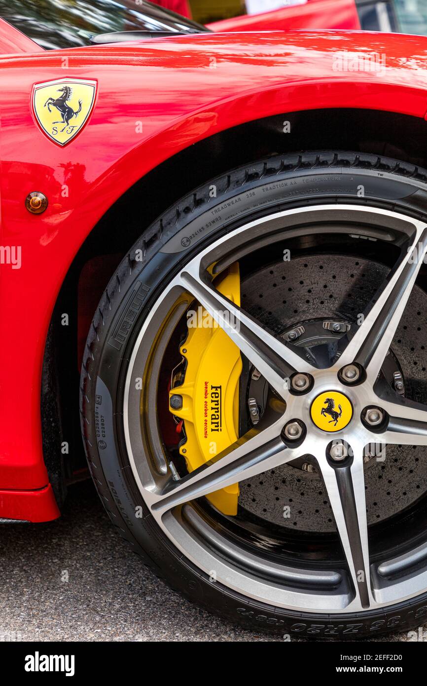 Vorderreifen und das Logo von „Dancing Horse“ auf einem roten Ferrari 458 aus dem Jahr 2014 auf der Ausstellung „Cars on Fifth“ in Naples, Florida, USA Stockfoto