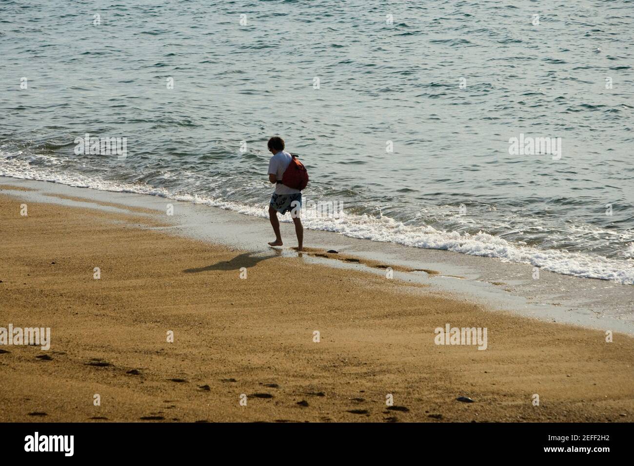 Rückansicht eines Mannes, der am Strand läuft, Plage du Miramar, Biarritz, Frankreich Stockfoto