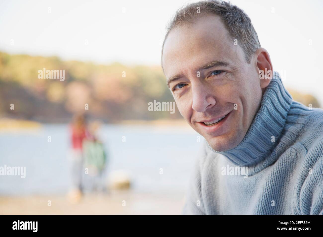 Porträt eines Mitte erwachsenen Mannes lächelnd Stockfoto
