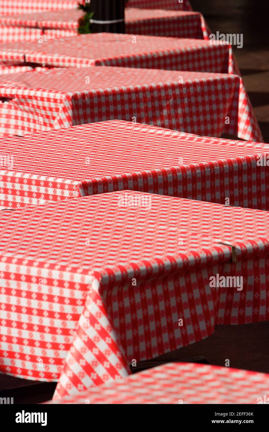 Ansicht von Zeilen mit leeren Tabellen in hoher Winkelstellung Stockfoto