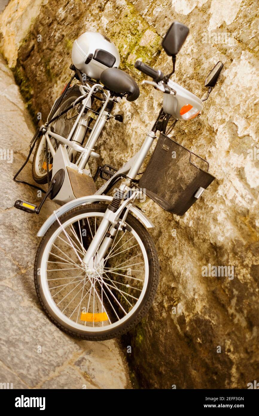 Fahrrad in der Nähe einer Mauer geparkt, Sorrent, Sorrentine Halbinsel, Neapel Provinz, Kampanien, Italien Stockfoto