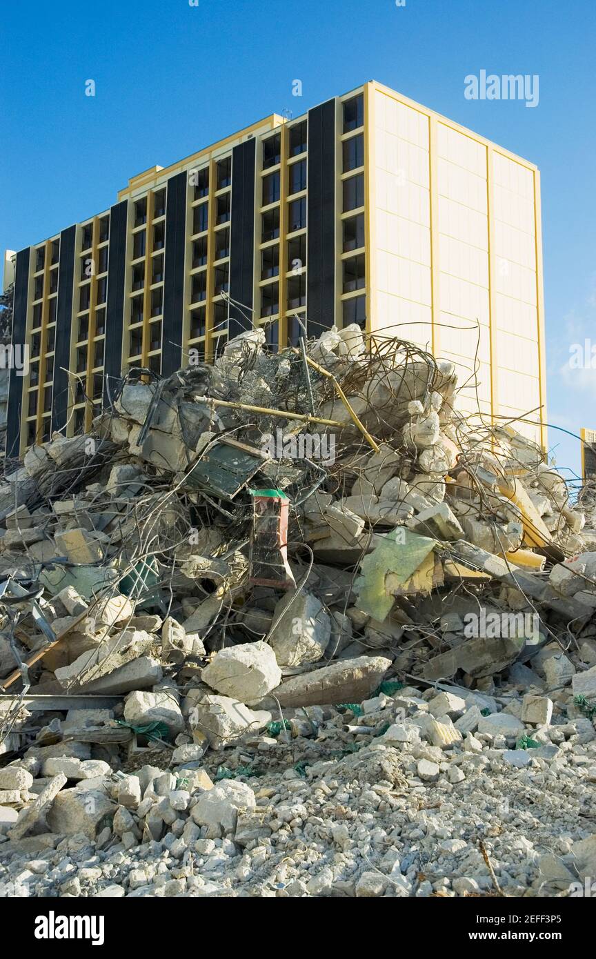 Niedrige Ansicht von Schutt vor einem Gebäude Stockfoto