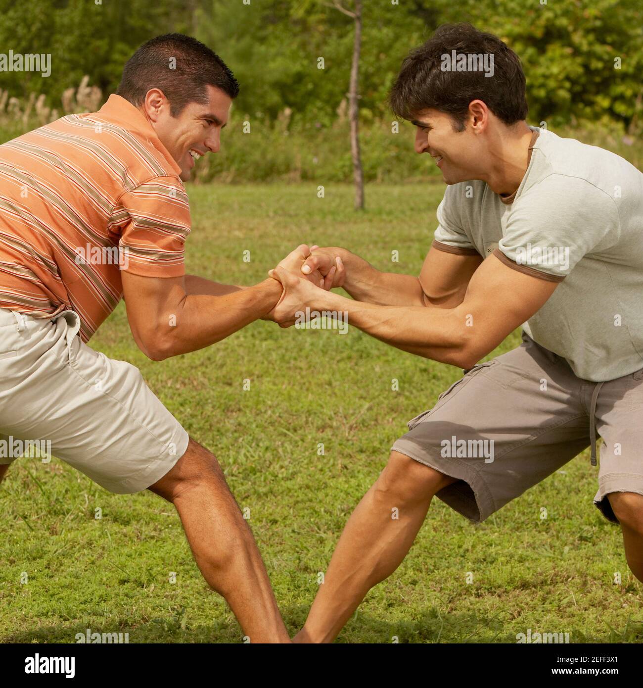 Seitenprofil von zwei Männern mittleren Erwachsenen, die spielen Stockfoto