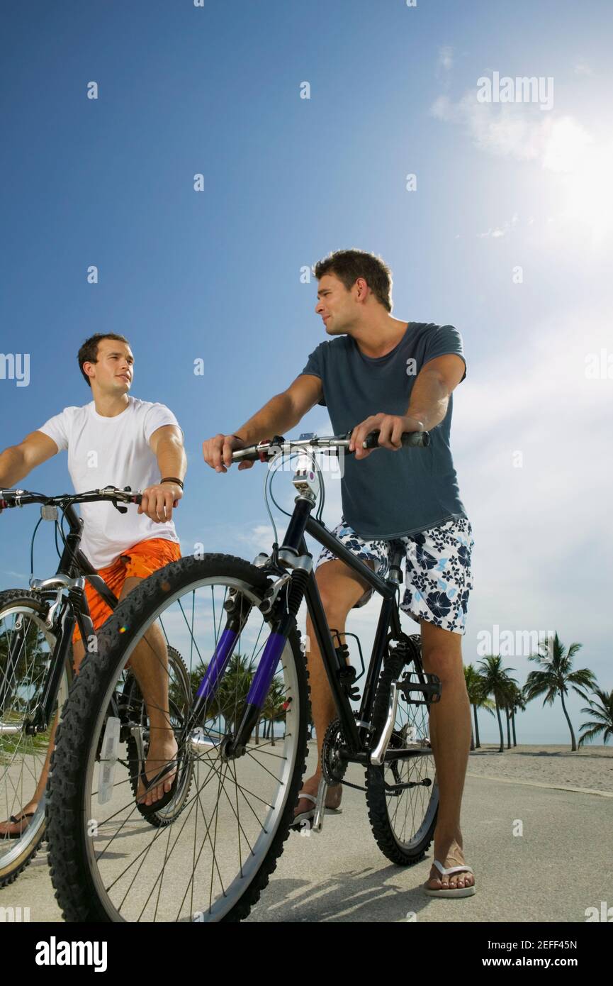 Low-Angle-Ansicht von zwei jungen Männern auf Fahrrädern Stockfoto
