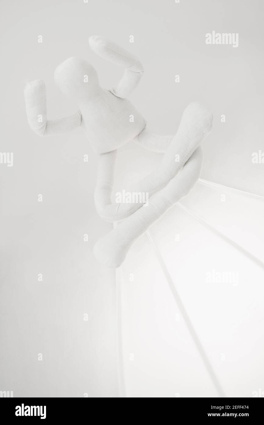 Stofftier sitzend mit gekreuzten Beinen Stockfoto