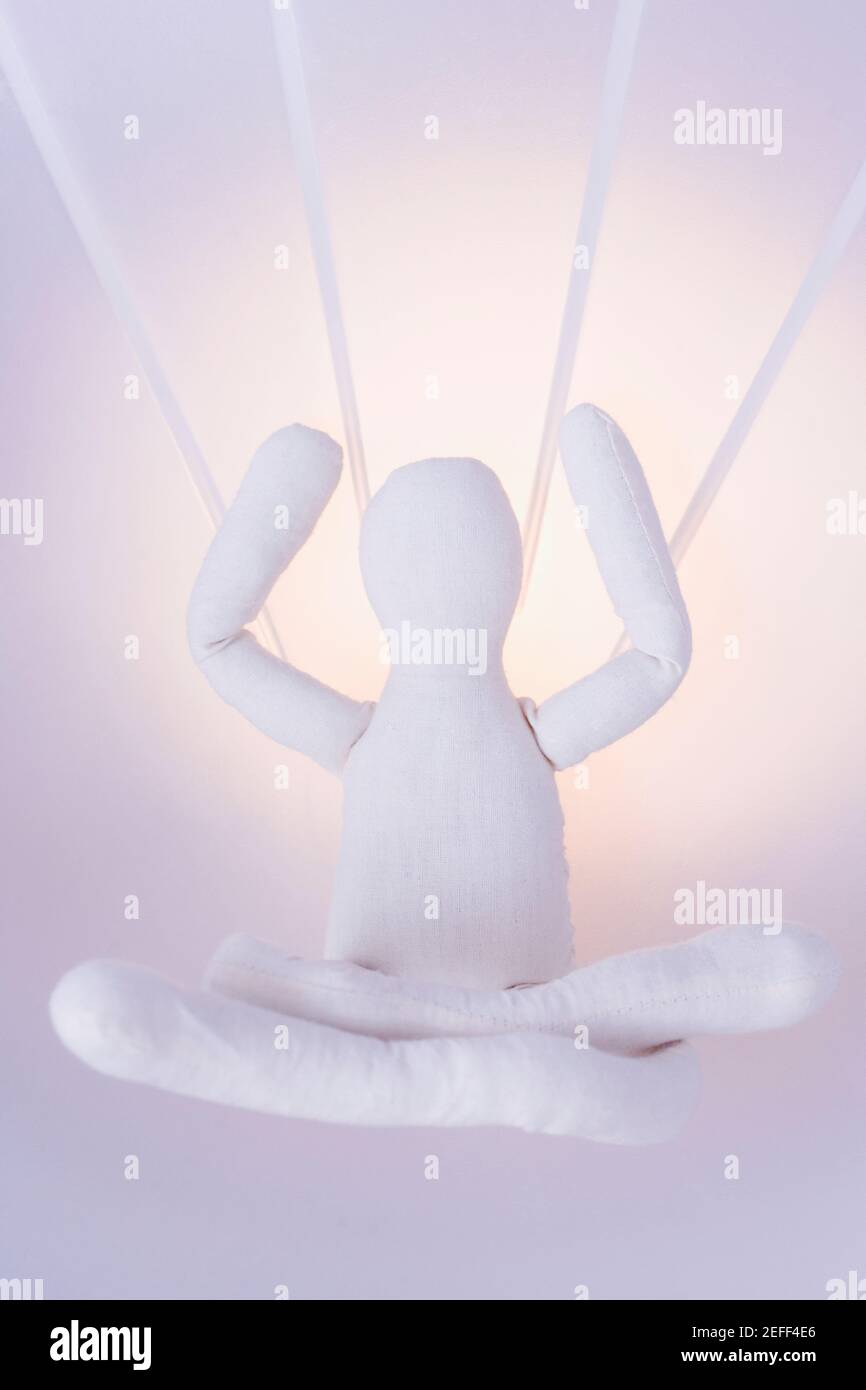 Nahaufnahme eines Stoffspielzeugs, das mit gekreuzten Beinen sitzt Stockfoto