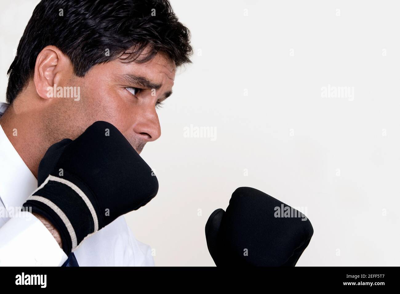 Nahaufnahme eines Geschäftsmannes mit Boxhandschuhen Stockfoto