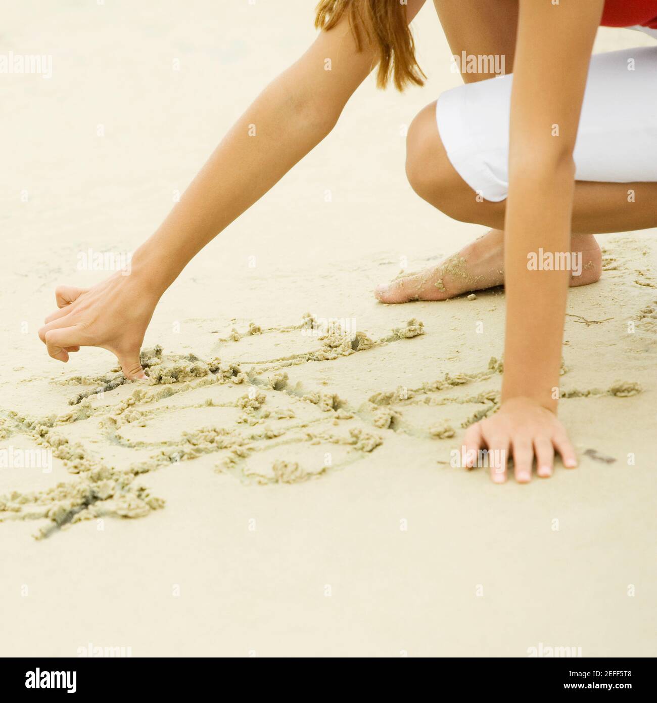 Girl Drawing On Sand Stockfotos und -bilder Kaufen - Seite 3 - Alamy