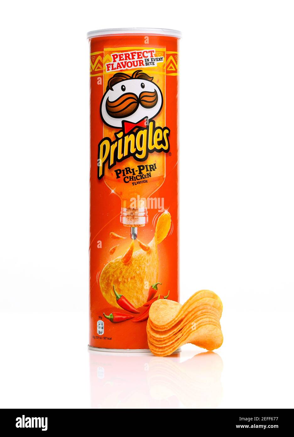 Pringles Piri-Piri aromatisierte Chips auf weißem Hintergrund mit Reflexion fotografiert. Stockfoto