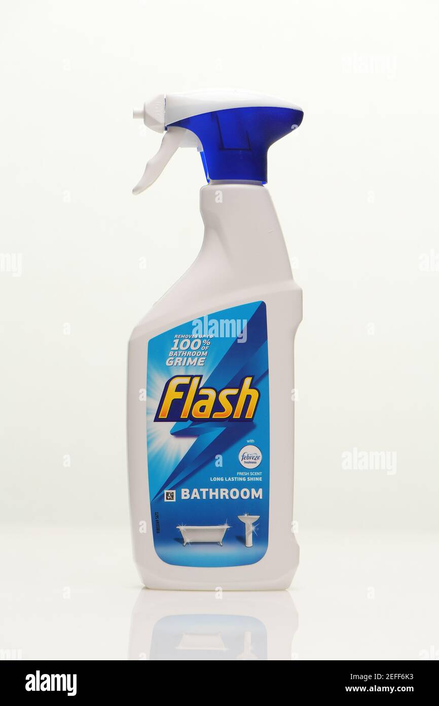 Badezimmer Blitzreiniger Spray auf einem weißen Hintergrund mit Reflexion fotografiert. Stockfoto