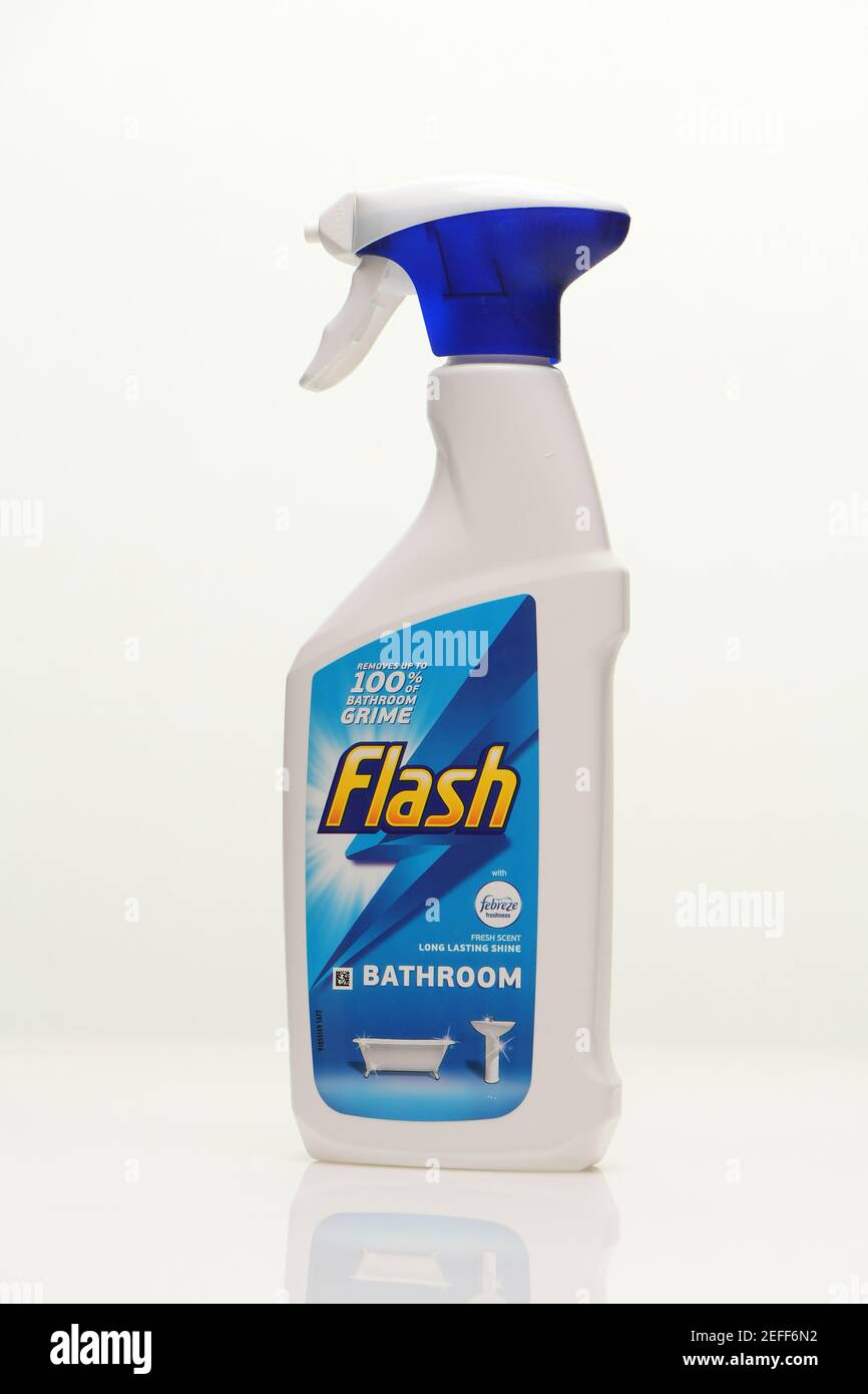 Badezimmer Blitzreiniger Spray auf einem weißen Hintergrund mit Reflexion fotografiert. Stockfoto
