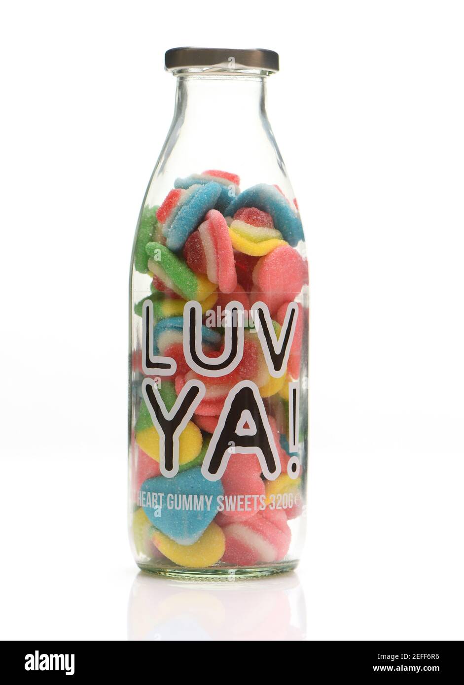 LUV Ya Glas Herz Form gummy Süßigkeiten auf weißem Hintergrund Mit Reflexion Stockfoto