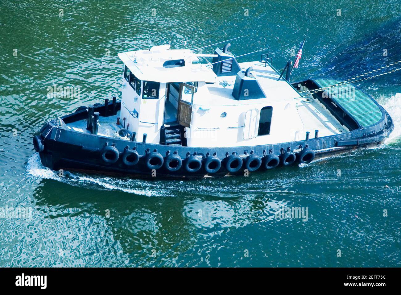 Blick auf einen Schlepper im Meer Stockfoto