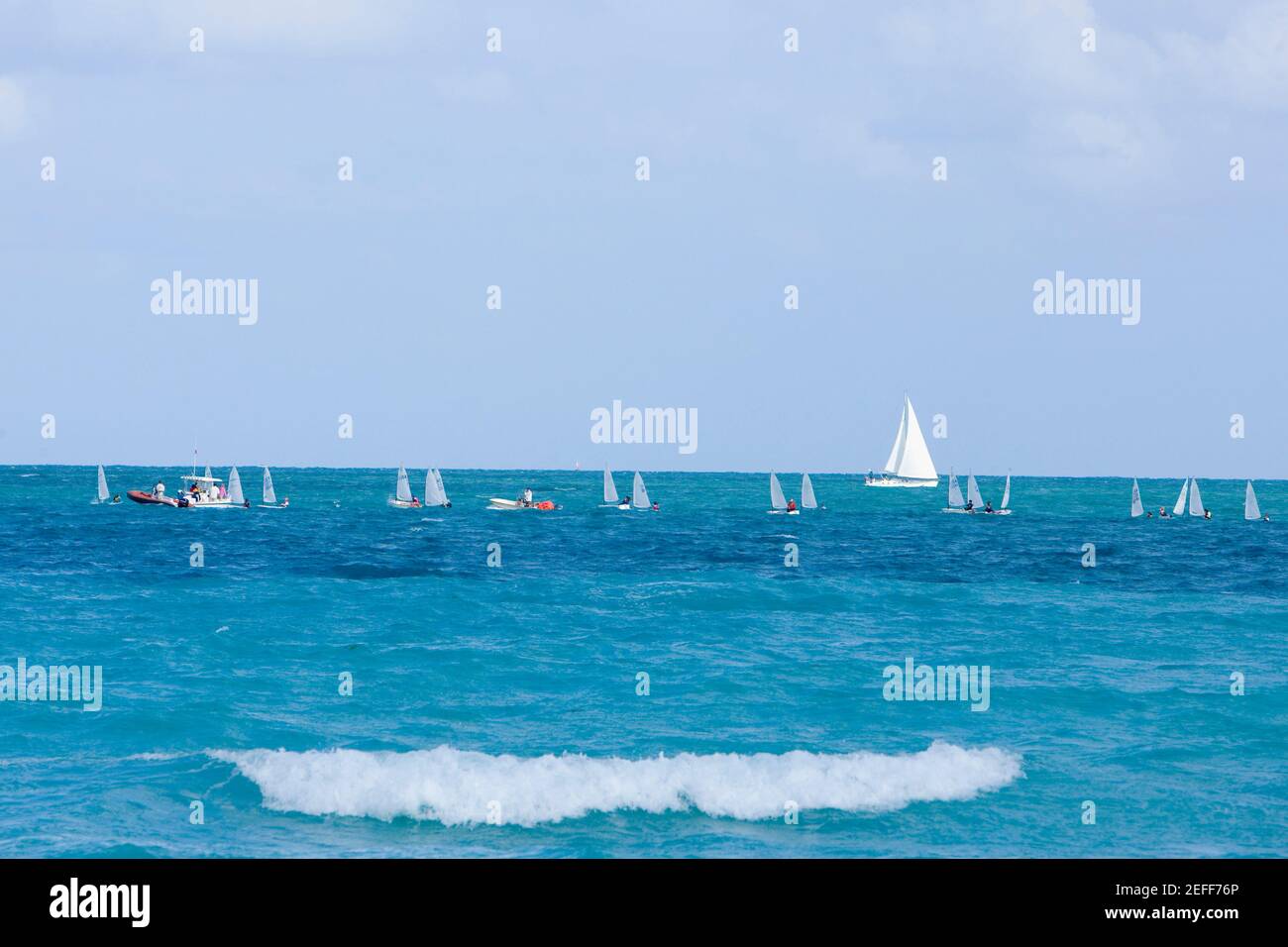 Boote im Meer Stockfoto