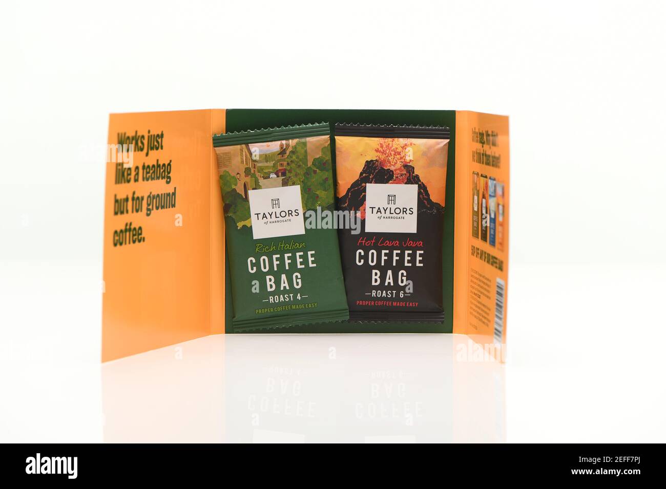 Taylors Kaffeetasche direkt-Mail-Kampagne kostenlose Proben Marketing-Förderung auf weißem Hintergrund mit Reflexion geschossen. Stockfoto