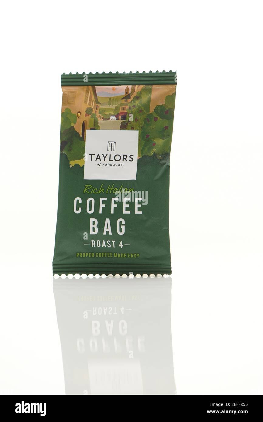 Taylors Kaffeetasche direkt-Mail-Kampagne kostenlose Proben Marketing-Förderung auf weißem Hintergrund mit Reflexion geschossen. Stockfoto