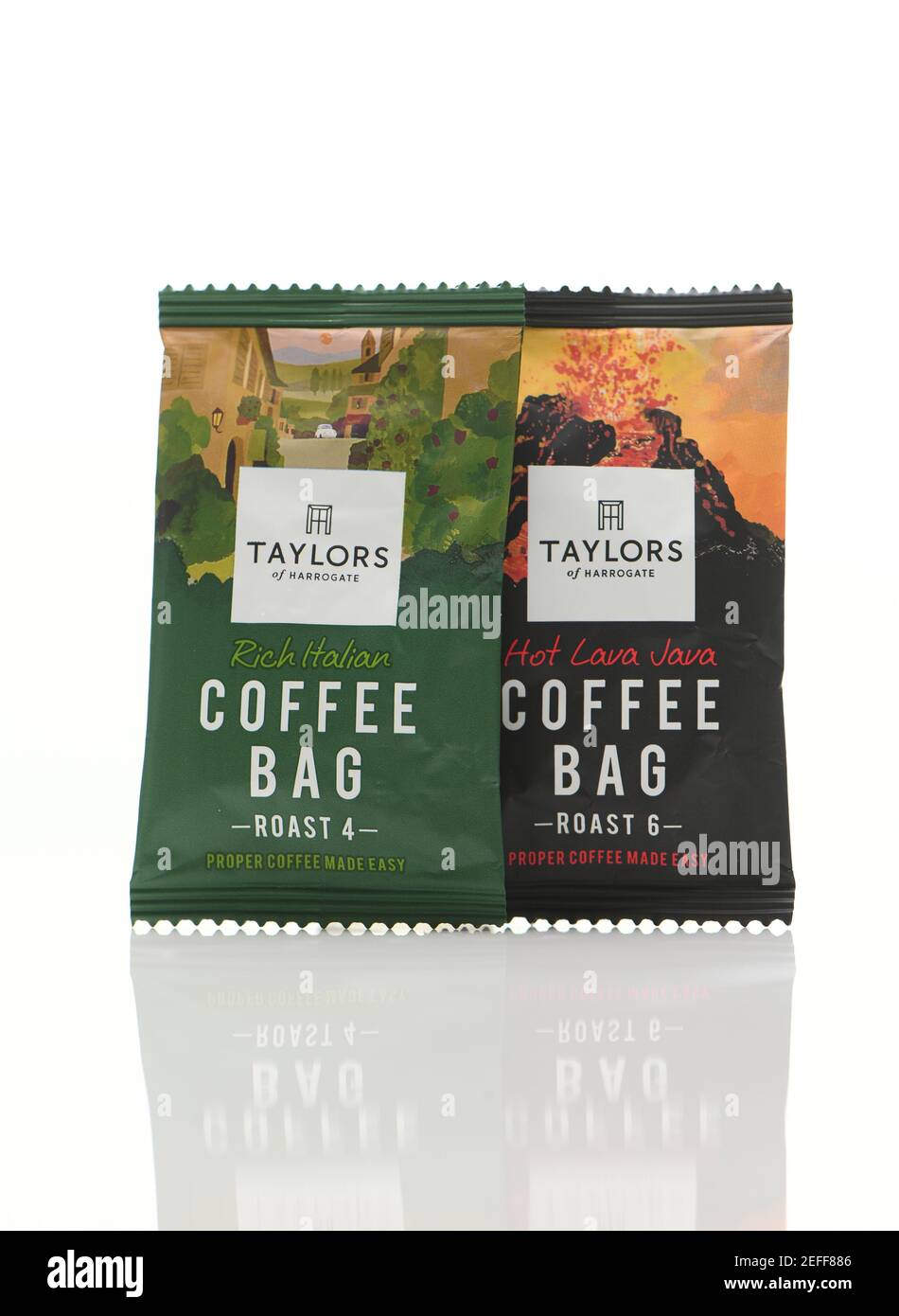 Taylors Kaffeetasche direkt-Mail-Kampagne kostenlose Proben Marketing-Förderung auf weißem Hintergrund mit Reflexion geschossen. Stockfoto