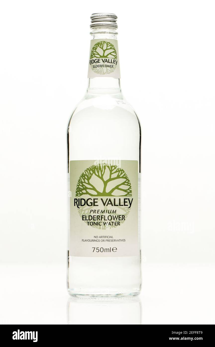 Ridge Valley Holunderblüten Tonic Water auf weißem Hintergrund mit Reflexion. Stockfoto