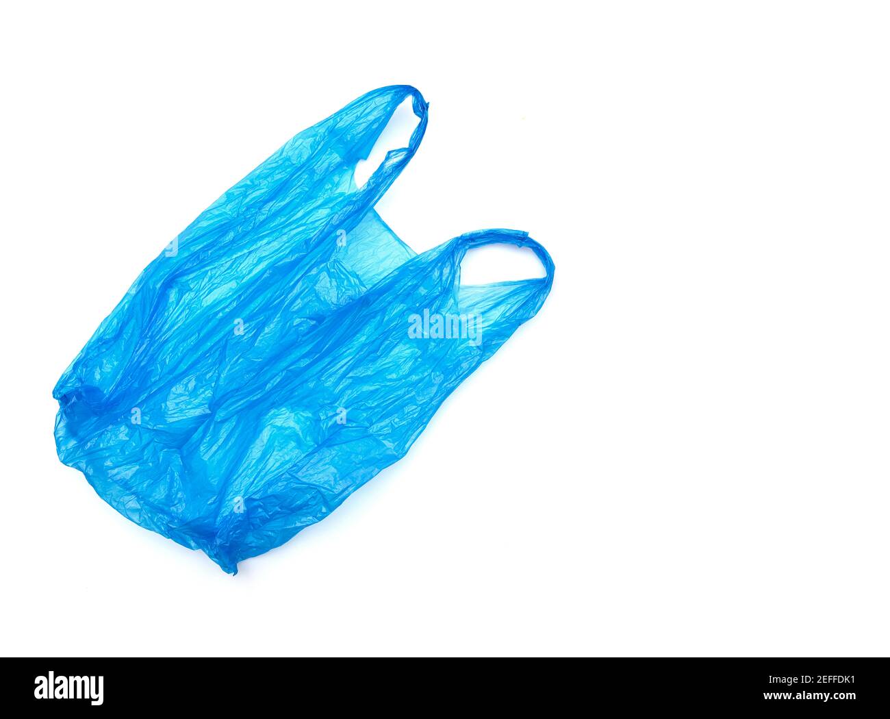 Gebrauchte blaue Plastikbeutel isoliert auf weiß. Zerknitterter Recyclingbeutel. Stockfoto